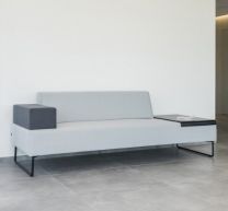 Sofa TRIS mit Zeitschriftenablage 