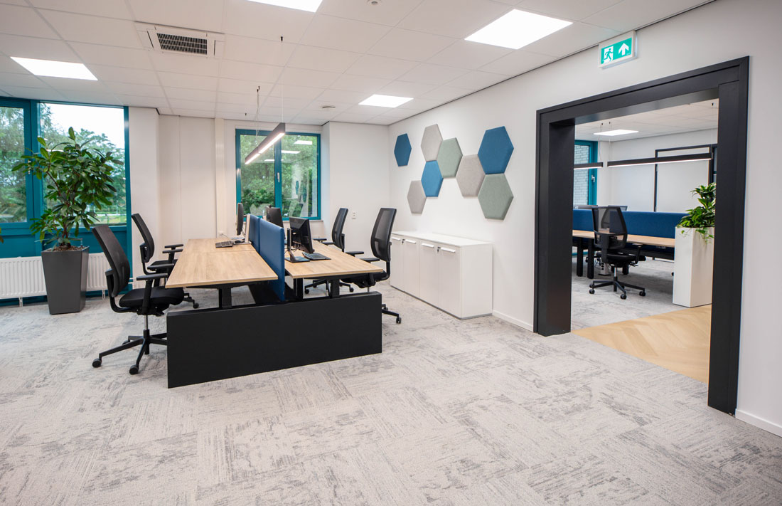 Minimalistische Büroeinrichtung